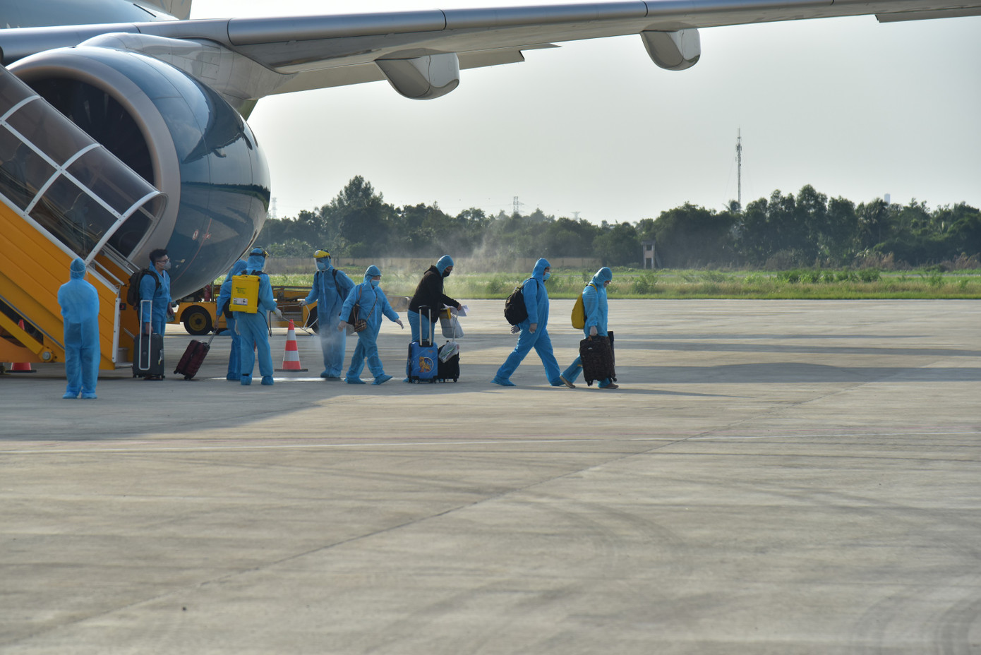 Đón và cách ly hơn 300 công dân về từ Malaysia ảnh 1