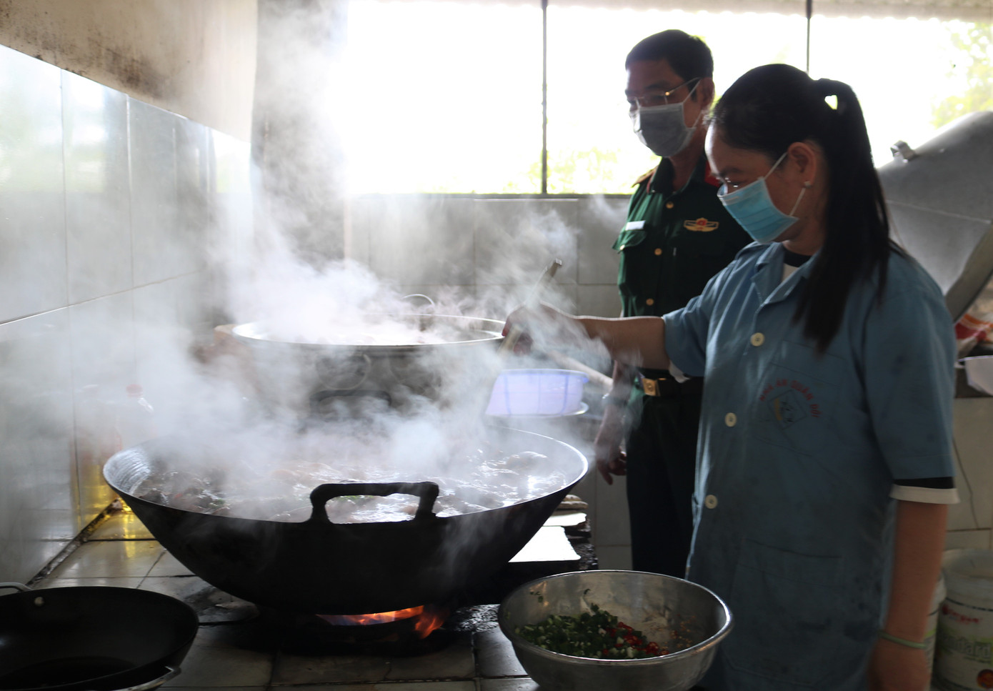 Tiêu chuẩn bộ đội ăn thế nào, người ở khu cách ly được ăn như vậy ảnh 1