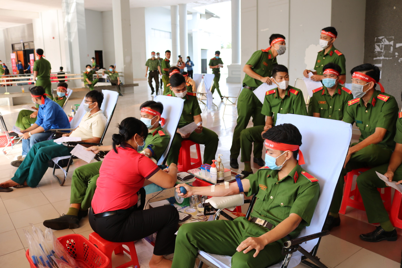 Hơn 100 cán bộ, chiến sĩ Công an tỉnh An Giang tham gia Chủ nhật Đỏ ảnh 10