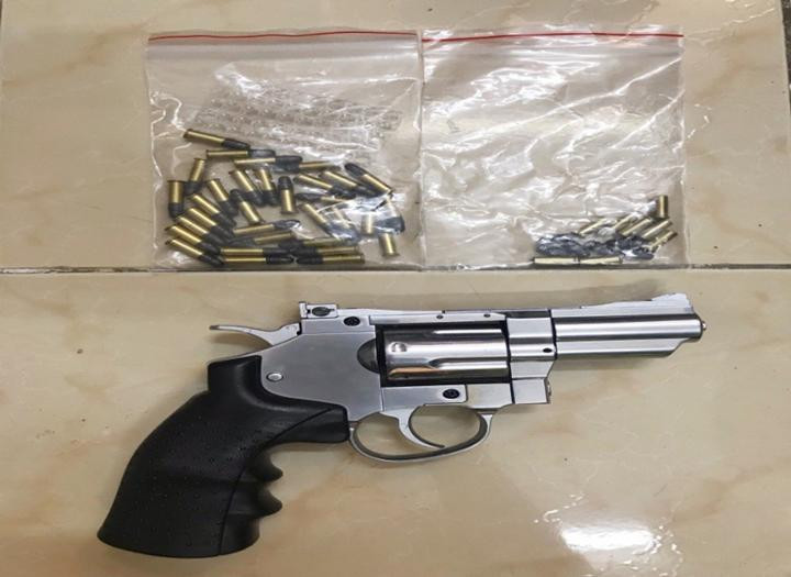 Mua súng trên mạng mang theo phòng thân trong lúc trốn truy nã ảnh 1