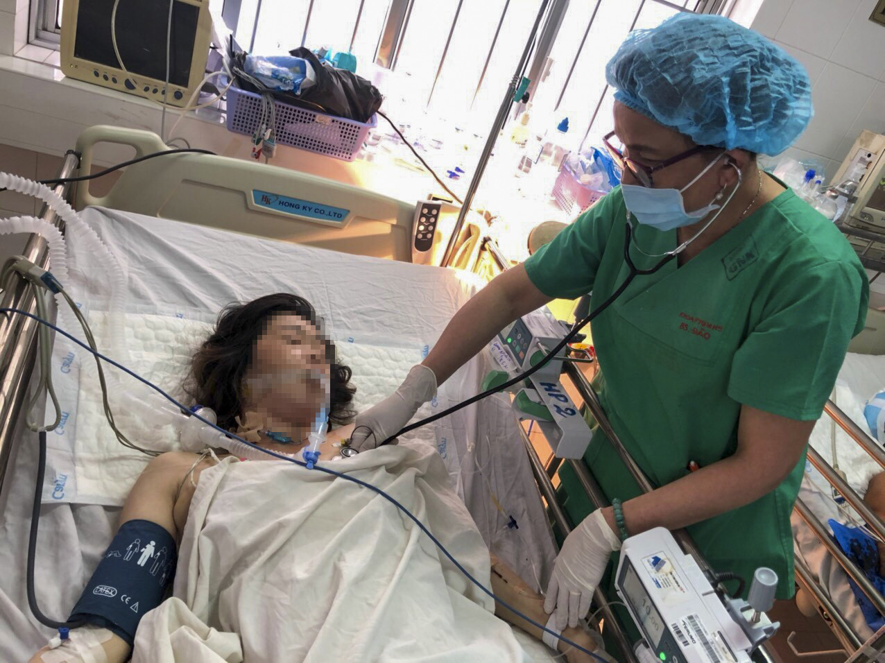 Cứu sống nam thanh niên dùng dao tự đâm, tim ngừng đập khi đang mổ ảnh 1