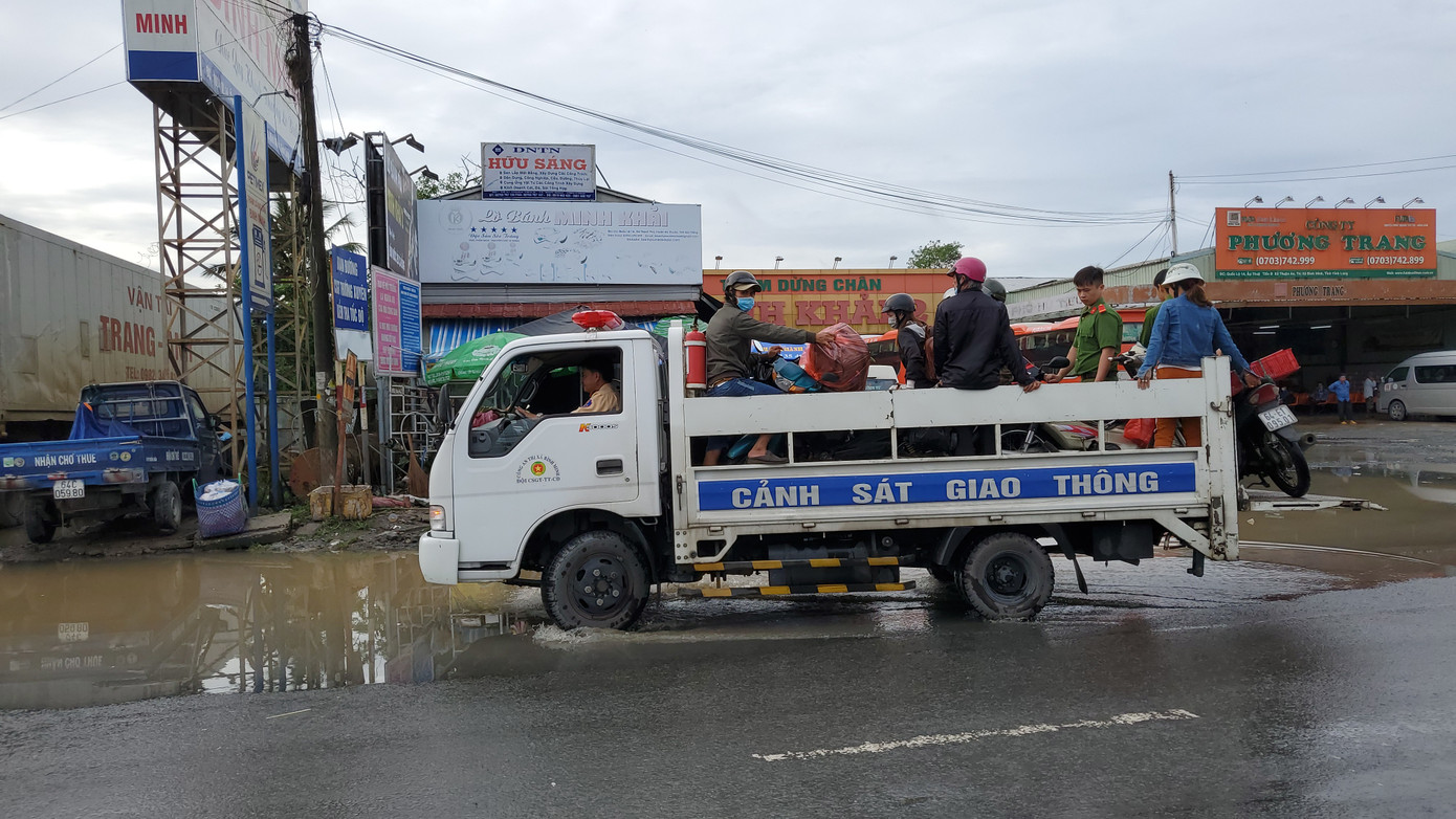 Quốc lộ 1 ngập sâu, Công an Vĩnh Long mang xe tải chuyên dụng cứu hộ người dân ảnh 12
