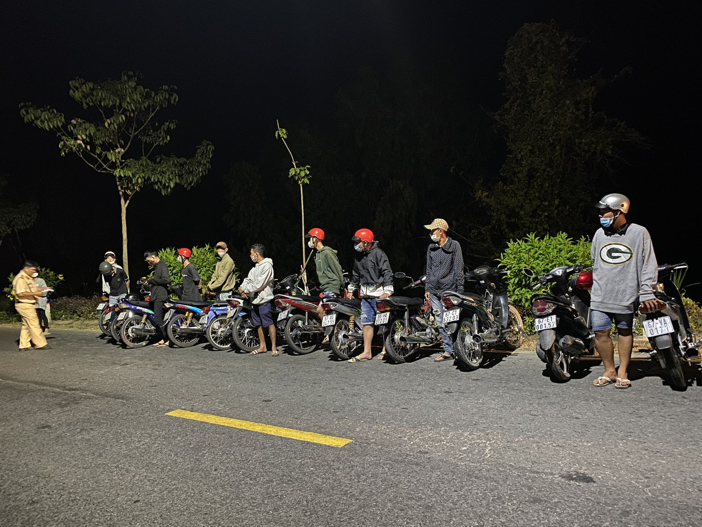 Kịp thời giải tán hơn 50 'quái xế' nhí đua xe trái phép giữa đêm ảnh 1