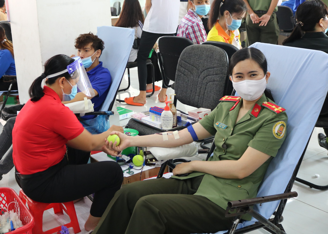 Những 'bóng hồng' mạnh mẽ trong Ngày hội hiến máu Chủ nhật Đỏ ảnh 6