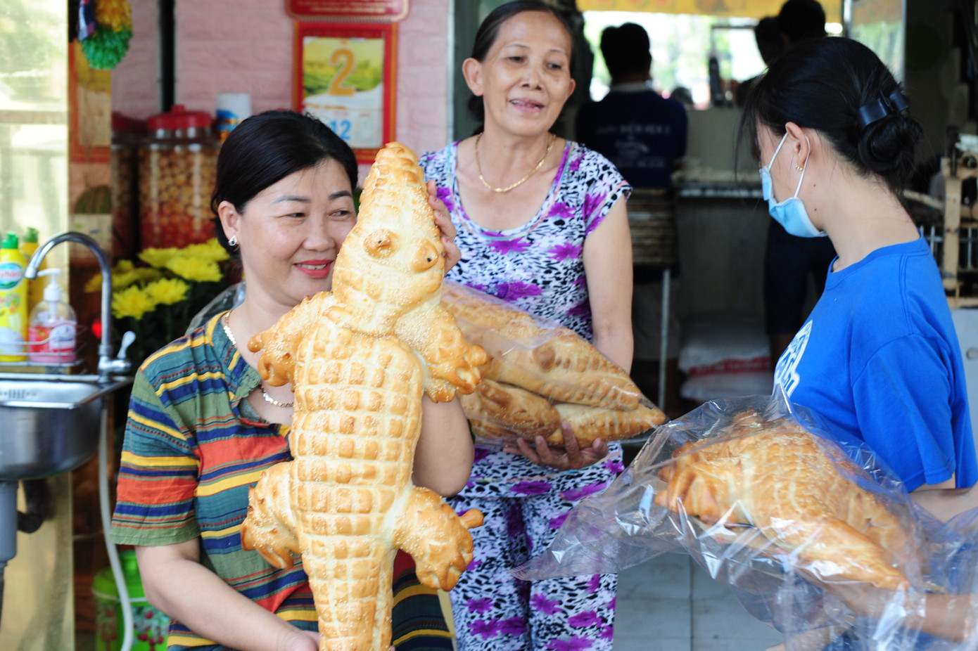 Dân mạng đến tận lò mua bằng được bánh mì cá sấu 'siêu to khổng lồ' ảnh 1