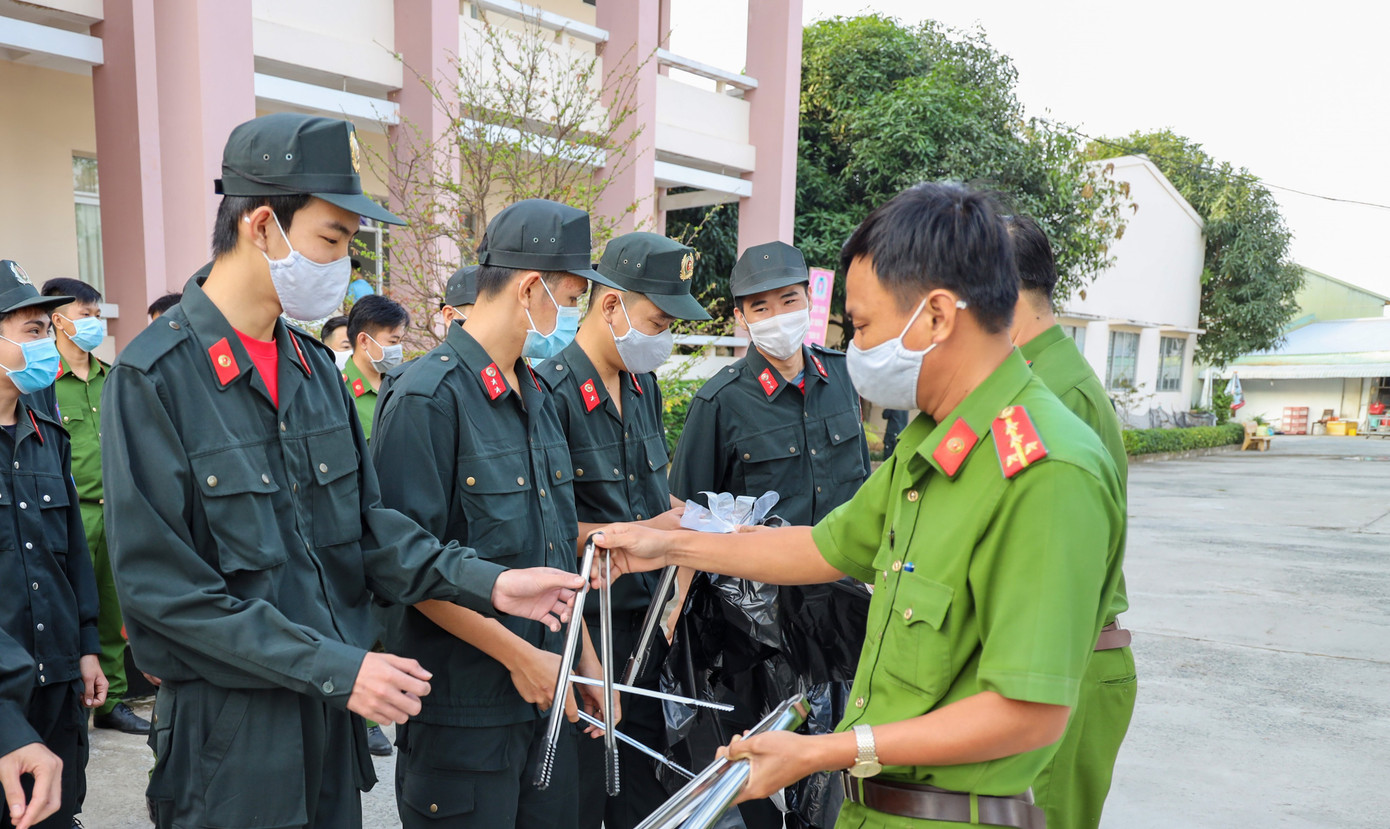 Đoàn viên thanh niên Cảnh sát cơ động ra quân vệ sinh môi trường đón xuân Tân Sửu ảnh 2