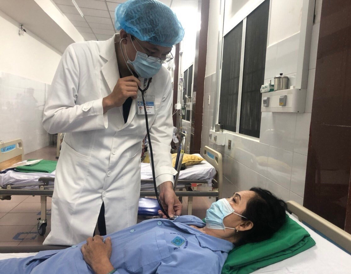 Cứu cụ bà có túi phình não khổng lồ mà không cần phẫu thuật ảnh 2