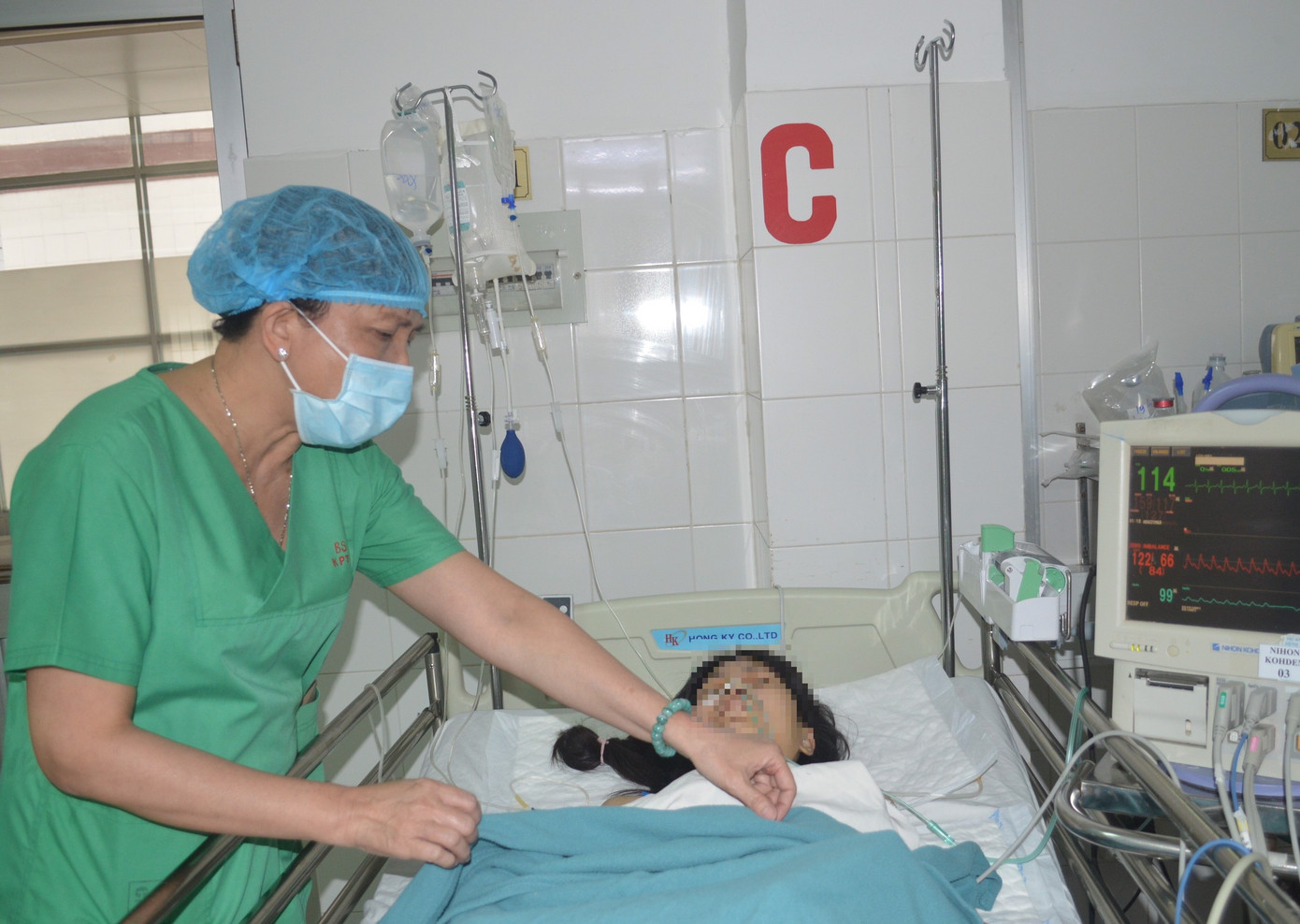 Bị xe container cán qua người, cô gái trẻ may mắn thoát chết ảnh 1