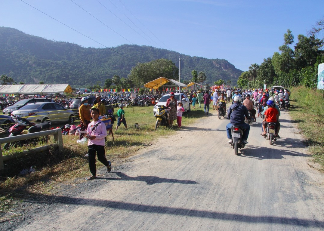 90 phi công hội dù lượn 'bay trên Phụng Hoàng Sơn' ảnh 1
