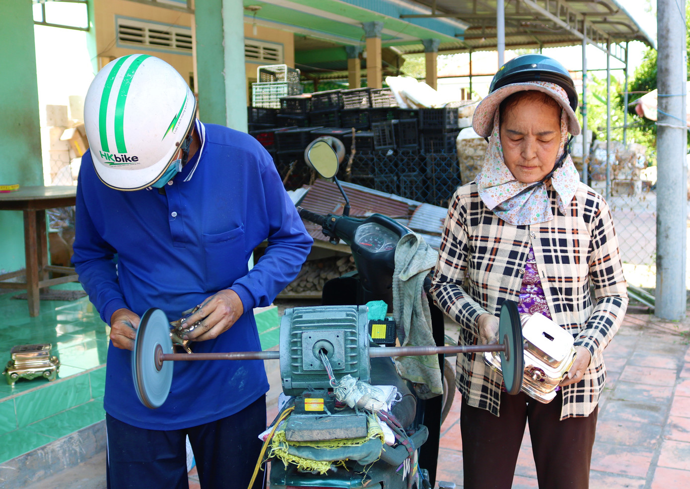 Nghề chùi lư đồng kiếm tiền triệu xài Tết ảnh 1