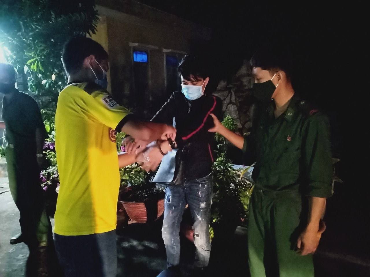 Lợi dụng đêm tối, hàng chục đối tượng nhập cảnh trái phép về Việt Nam ảnh 1