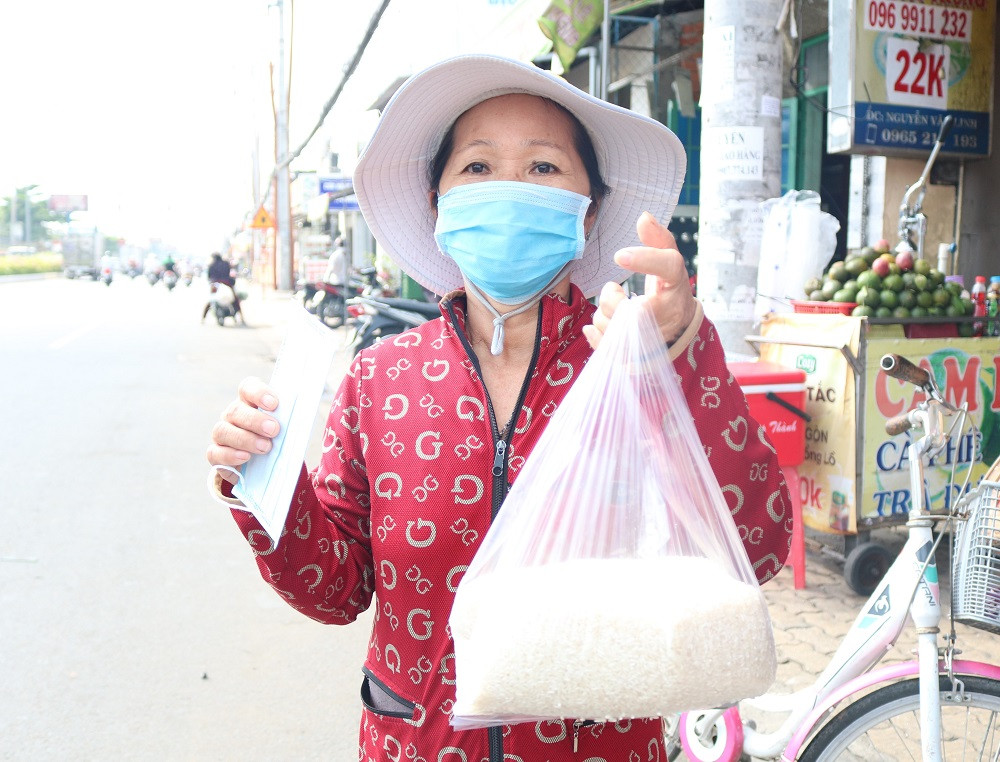 Dân nghèo phấn khởi khi máy ‘ATM gạo’ miễn phí có mặt ở Cần Thơ ảnh 9