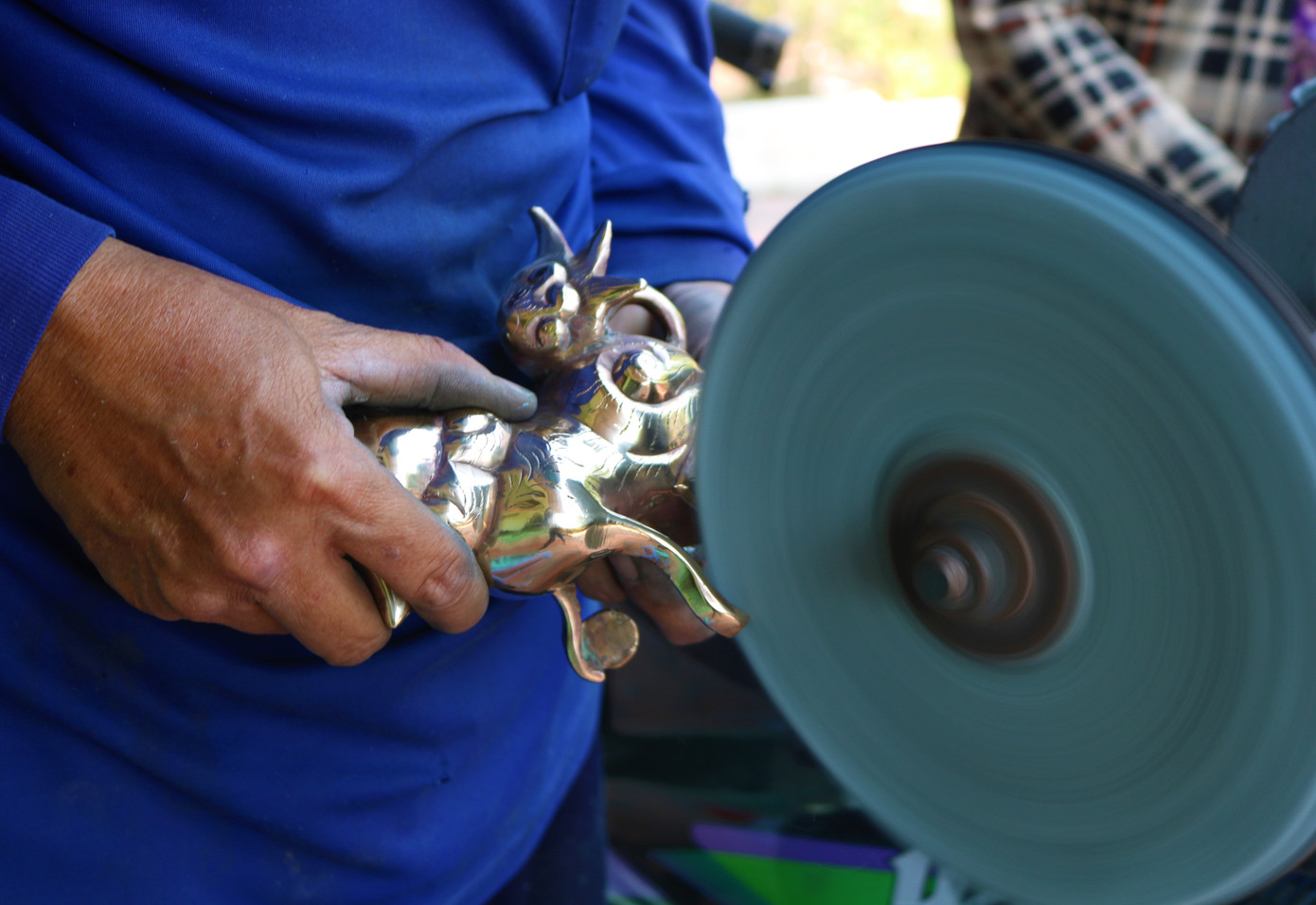 Nghề chùi lư đồng kiếm tiền triệu xài Tết ảnh 5