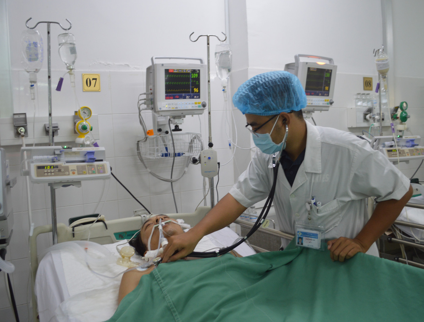 Cứu nam thanh niên bị ho máu sét đánh thoát chết ảnh 1