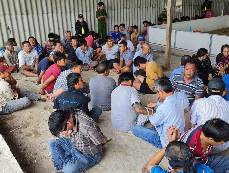 Bắt quả tang 153 đối tượng sát phạt trong kho gạo bỏ hoang ảnh 1