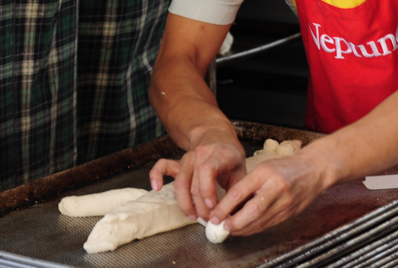 Dân mạng đến tận lò mua bằng được bánh mì cá sấu 'siêu to khổng lồ' ảnh 5