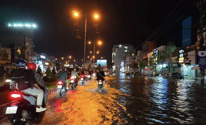 Triều cường vượt báo động 3, nhiều nơi ở Cần Thơ chìm trong biển nước ảnh 2