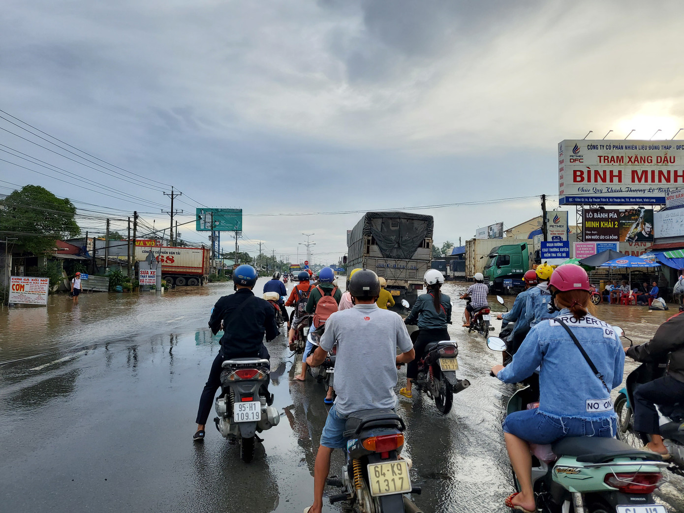 Quốc lộ 1 ngập sâu, Công an Vĩnh Long mang xe tải chuyên dụng cứu hộ người dân ảnh 5