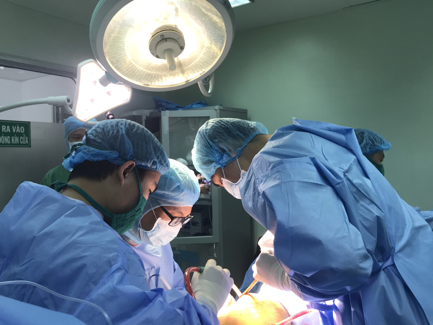 Phẫu thuật cho cụ bà U100 mắc 'bá bệnh' còn gãy biến dạng xương đùi ảnh 1