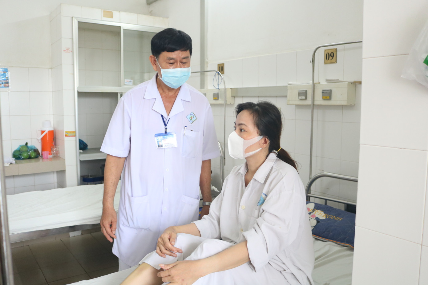 Đi bộ băng qua đường, người phụ nữ bị xe tông khiến thận vỡ đôi ảnh 2