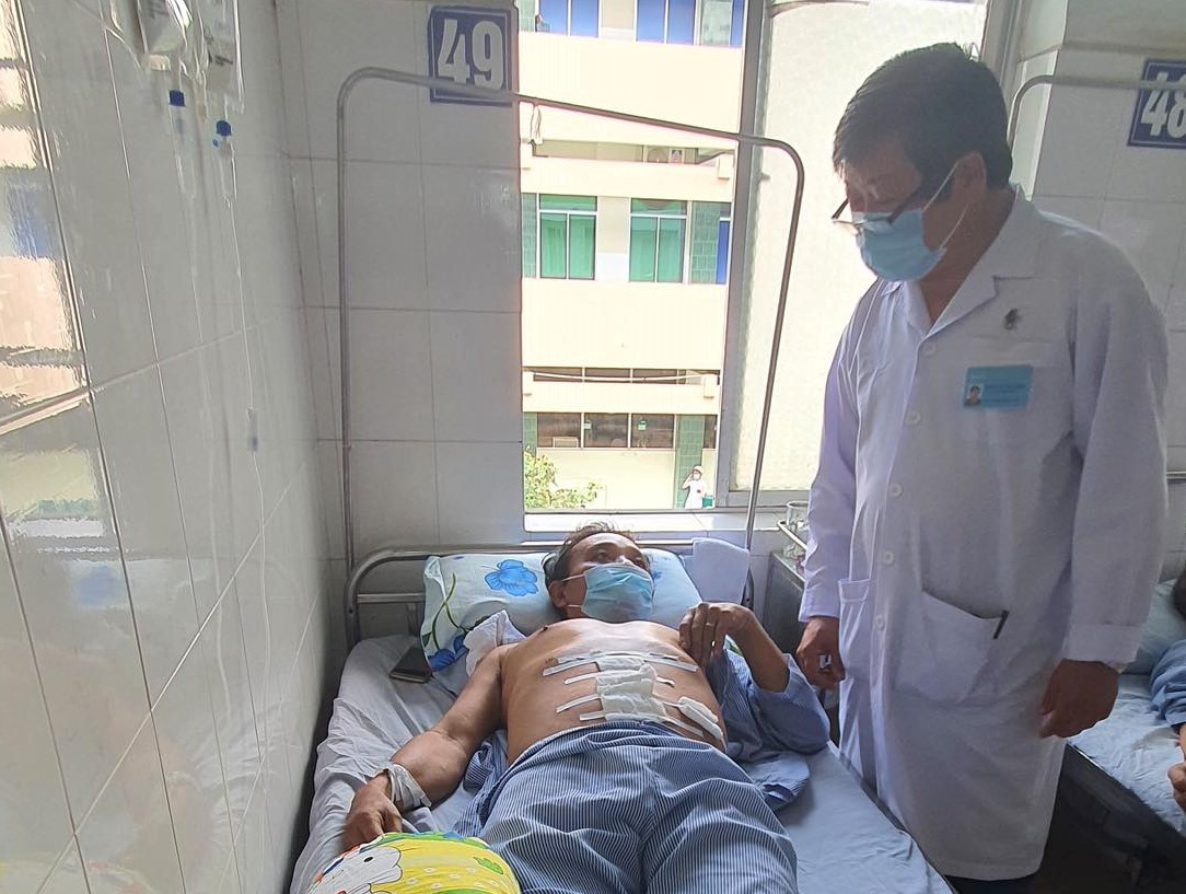 Người đàn ông bị thủng ruột vì ăn nhầm 11 chiếc tăm lúc nhậu say ảnh 2