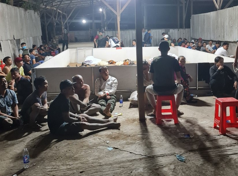 Bắt quả tang 153 đối tượng sát phạt trong kho gạo bỏ hoang ảnh 2