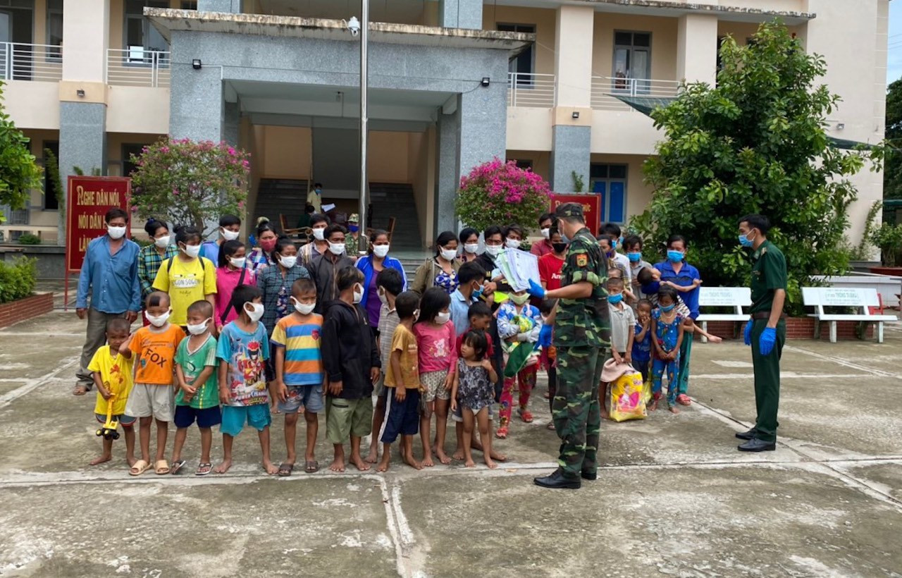 Ngăn chặn 7 hộ gia đình nhập cảnh trái phép vào Việt Nam bằng đường thủy ảnh 1