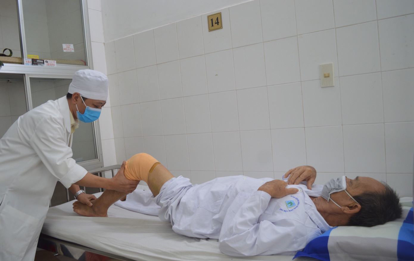 Lần đầu tiên tại ĐBSCL thay thành công khớp gối nhân tạo ảnh 1