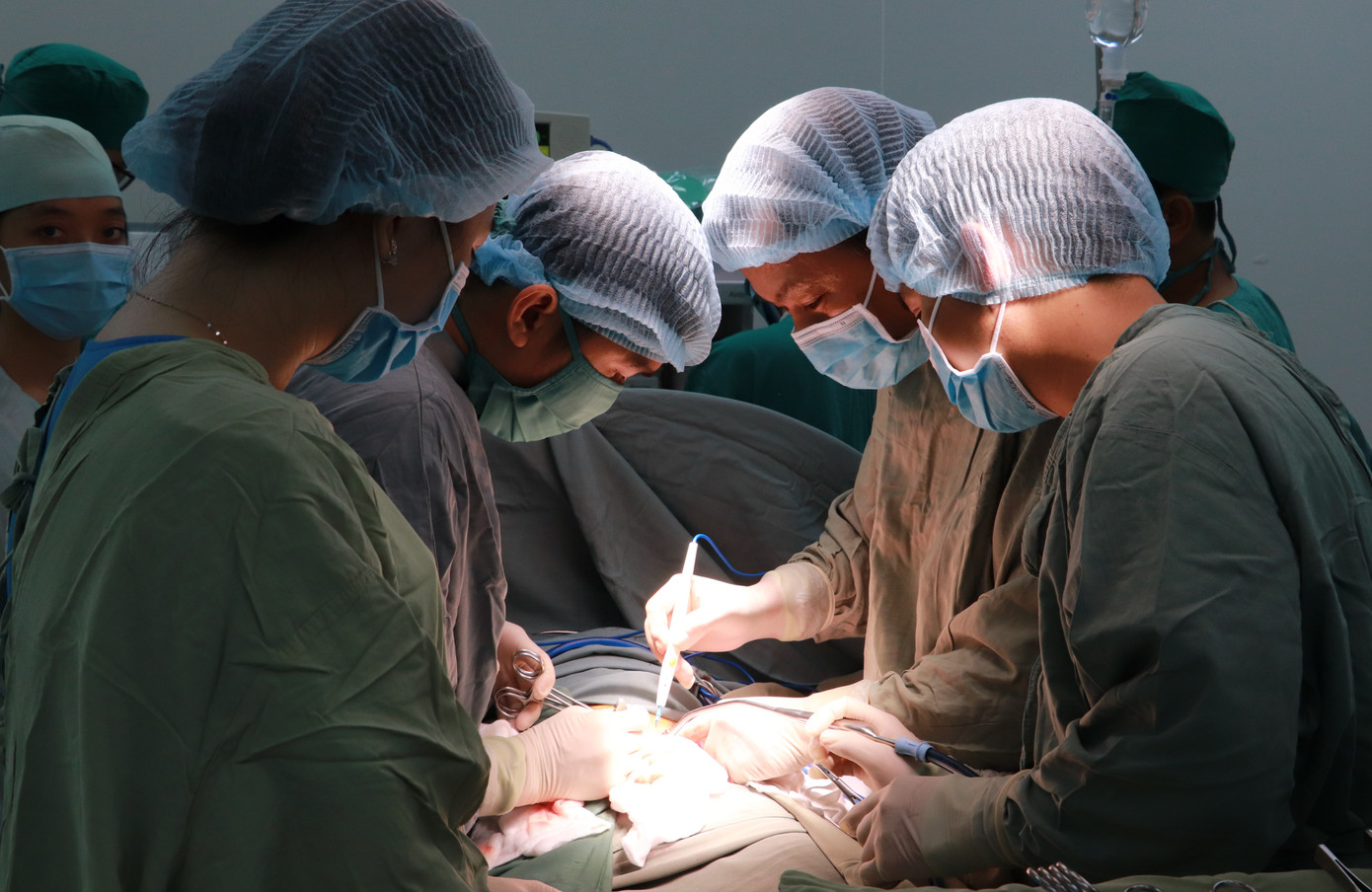 Nam thanh niên sống 25 năm không có hậu môn ảnh 1