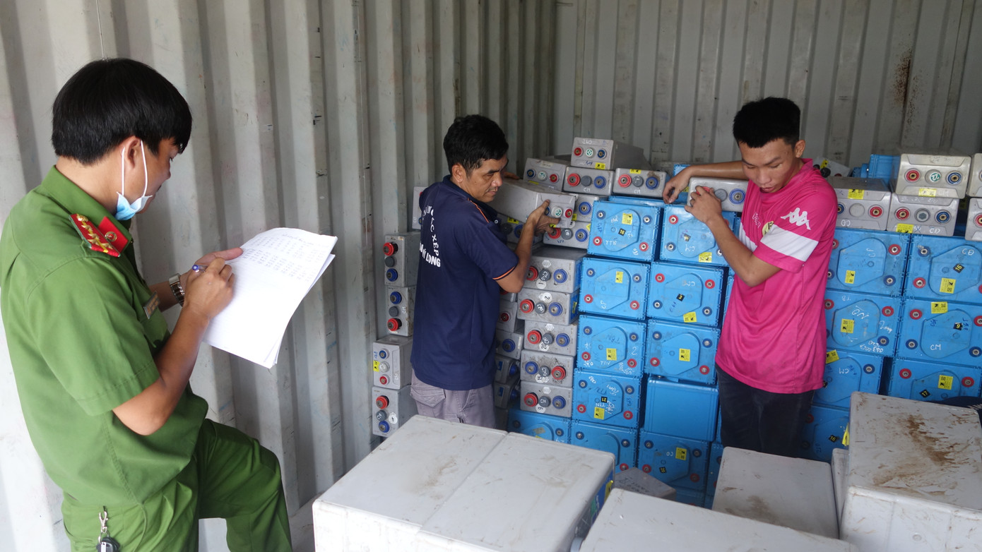 Bắt quả tang ô tô tải vận chuyển 28 tấn chất thải nguy hại ảnh 2