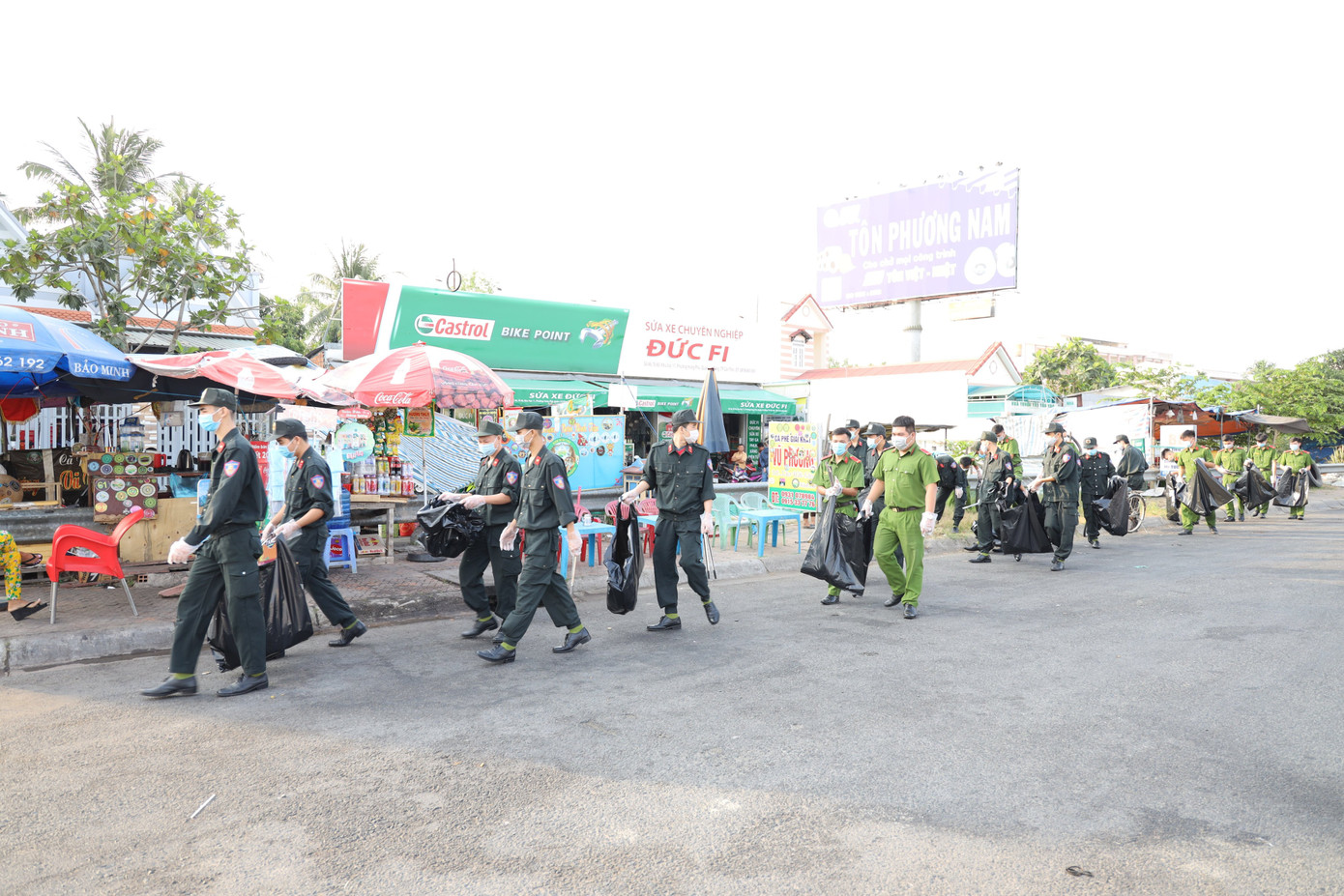 Đoàn viên thanh niên Cảnh sát cơ động ra quân vệ sinh môi trường đón xuân Tân Sửu ảnh 3