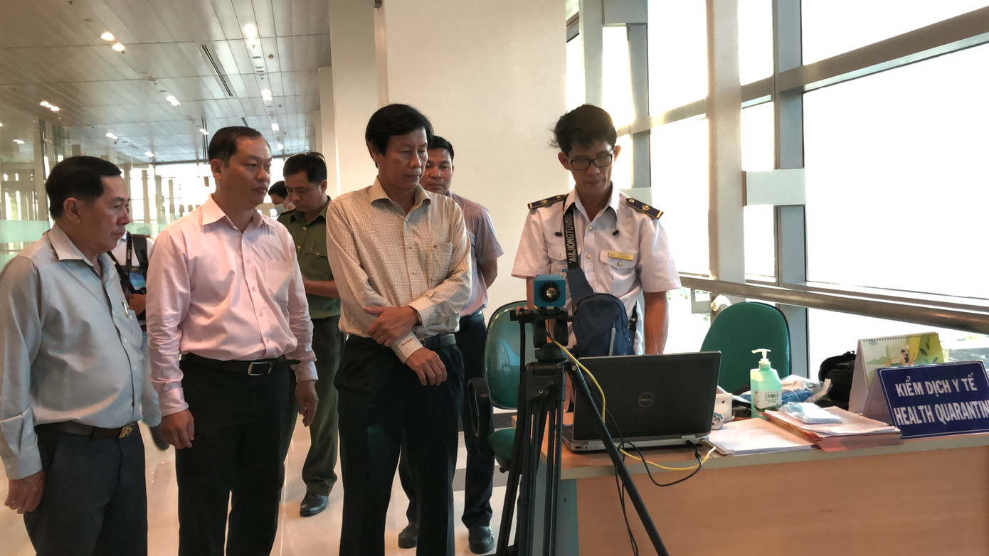 Ông Cao Minh Chu - Giám đốc Sở Y tế Cần Thơ (vị trí thứ 2 từ phải sang) kiểm tra tại khu vực kiểm dịch y tế - Ảnh: Kim Hà. Cần Thơ đón hàng trăm người từ Hàn Quốc về Việt Nam ảnh 2