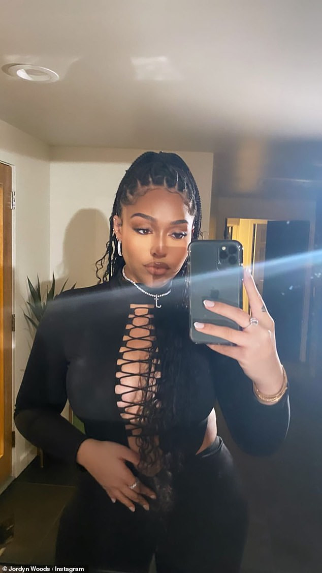 Mẫu ngoại cỡ Jordyn Woods khoe vòng 1 'khủng' siêu nóng bỏng ảnh 5
