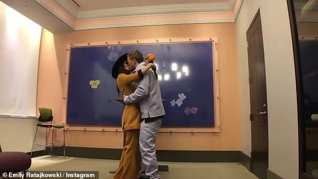 Emily Ratajkowski mặc nội y nhảy múa siêu gợi cảm ảnh 11