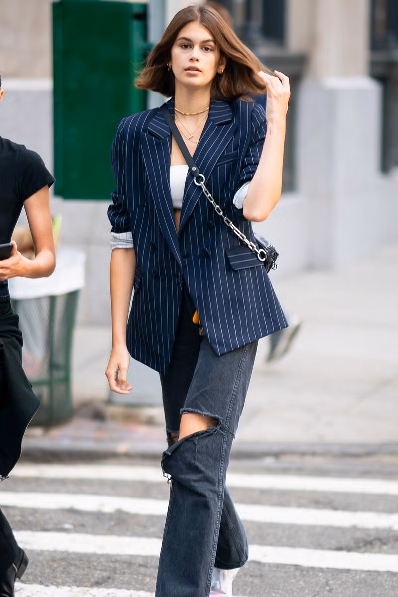 Không nội y, Kaia Gerber gợi cảm hút hồn với váy lụa mỏng tang ảnh 12
