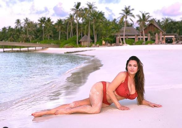 Mỹ nhân có thể hình 'kỳ quan thứ 8' thả dáng cực gợi cảm với áo tắm ảnh 1