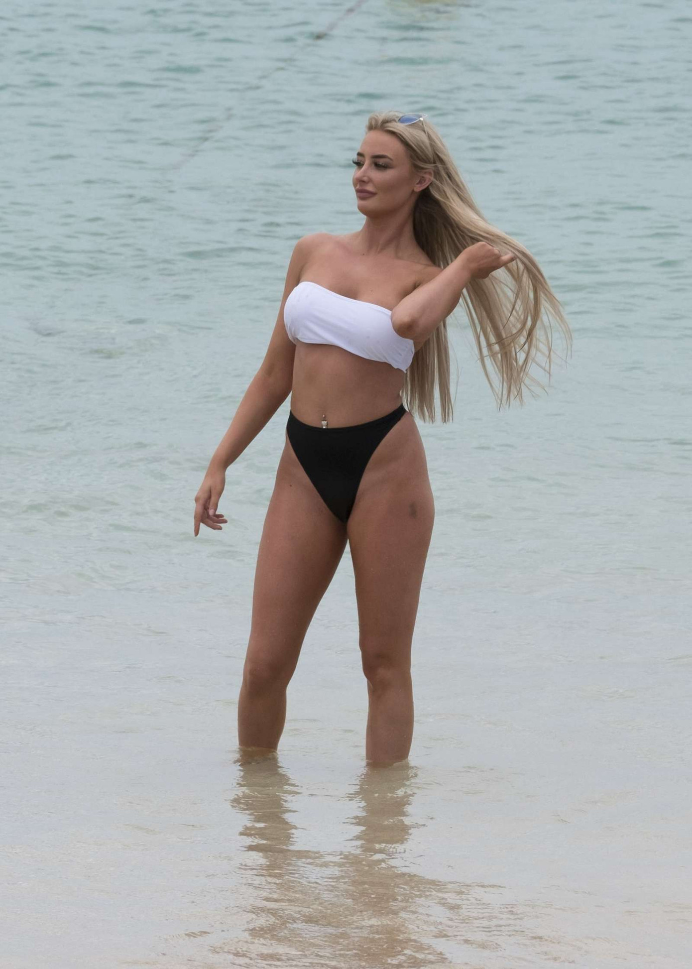 Bất chấp dịch Covid-19, sao truyền hình Anh quốc mặc hở bạo đi chơi tối ảnh 6