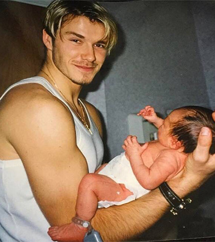 Victoria Beckham nhảy tưng bừng với bạn gái con trai Brooklyn Beckham ảnh 1