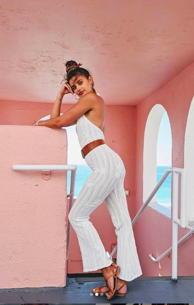 Taylor Hill tung ảnh bikini nhỏ xíu, khoe trọn vòng 3 nóng bỏng ảnh 5