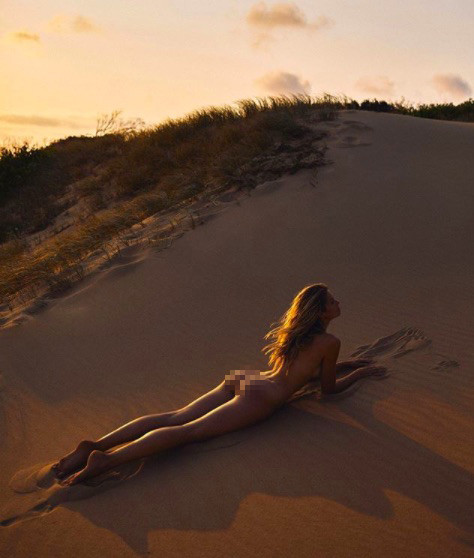 Siêu mẫu đình đám nước Úc tung loạt ảnh ngực trần khiến fan phát 'sốt' ảnh 2