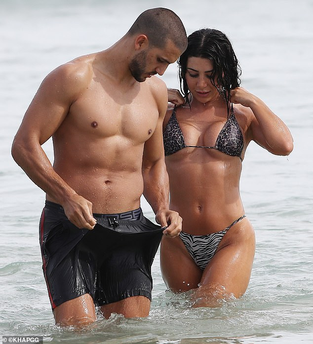 Sao truyền hình Úc áo tắm bé xíu lộ chân ngực, tình tứ bên bạn trai ảnh 10