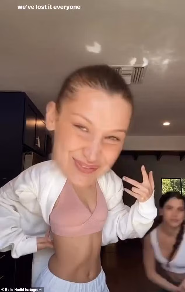 Ở nhà cách ly vì Covid-19, Bella Hadid quay TikTok khiến fan cười nghiêng ngả ảnh 1