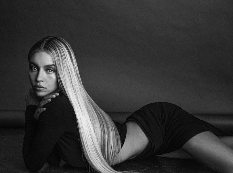 Mỹ nhân ‘siêu vòng một' bị đồn hẹn hò Brad Pitt nóng bỏng 'nghẹt thở' ảnh 6