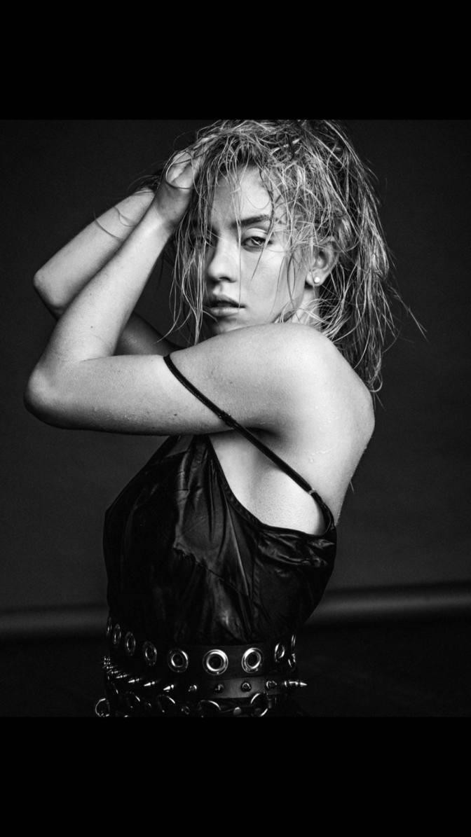 Mỹ nhân ‘siêu vòng một' bị đồn hẹn hò Brad Pitt nóng bỏng 'nghẹt thở' ảnh 4