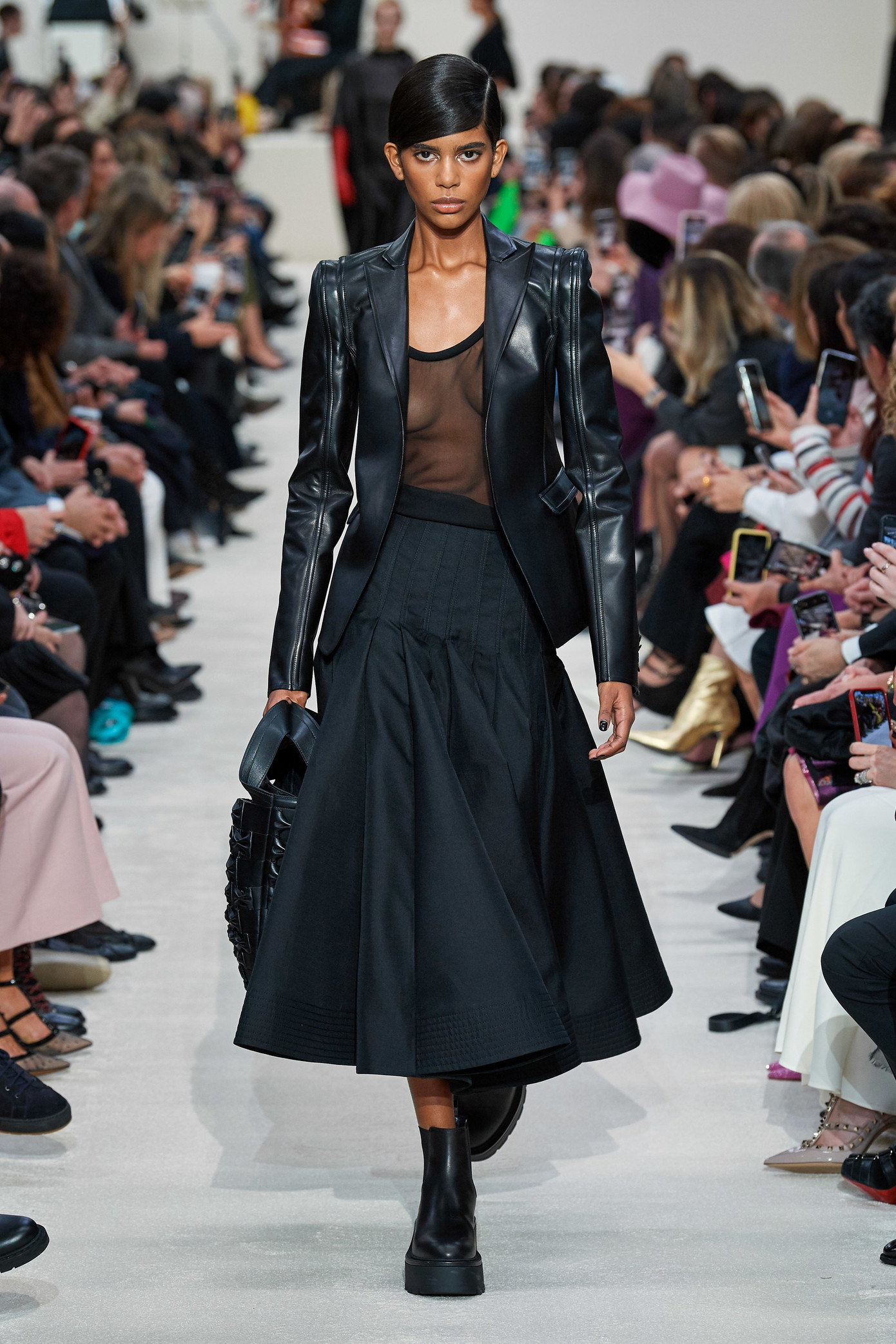 Dàn mẫu khoe trọn ngực trần catwalk trong show Valentino ảnh 3