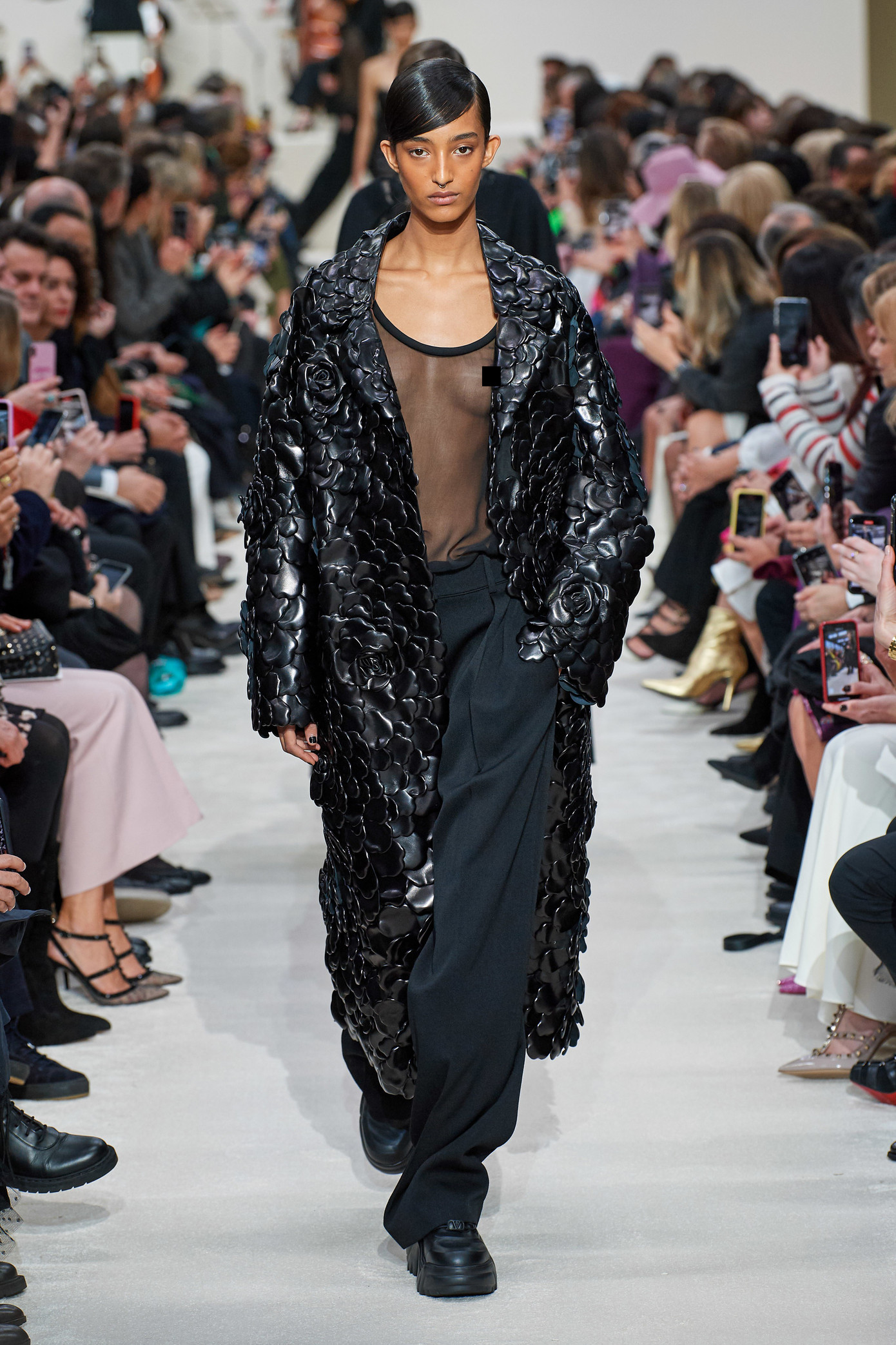 Dàn mẫu khoe trọn ngực trần catwalk trong show Valentino ảnh 11