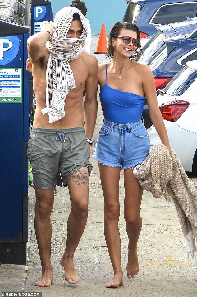 Georgia Fowler mặc áo tắm tuyệt đẹp, tình tứ bên bạn trai ở biển ảnh 9