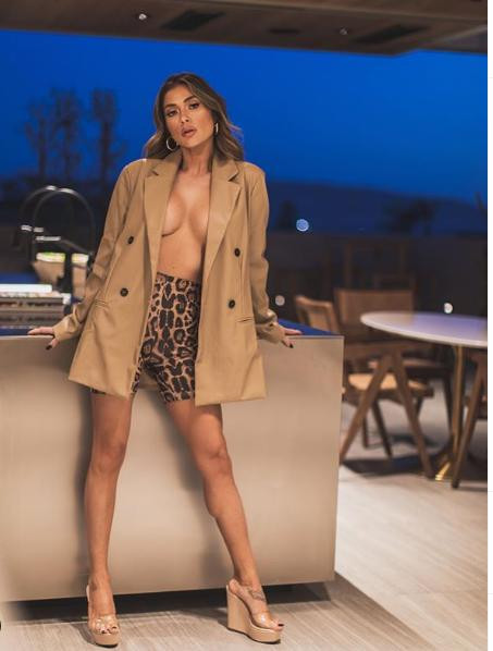 Mỹ nhân làng UFC tung ảnh 'thả rông' vòng 1 siêu 'bốc lửa' ảnh 1