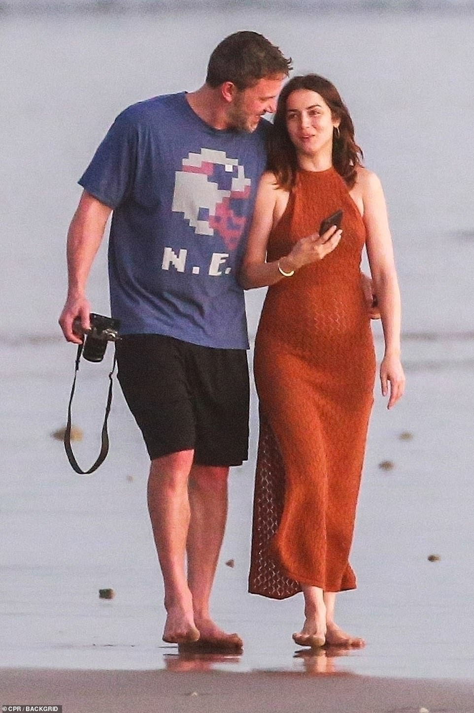 'Bond Girl' Ana de Armas 'thả rông' vòng 1, dạo biển lãng mạn bên Ben Affleck ảnh 1