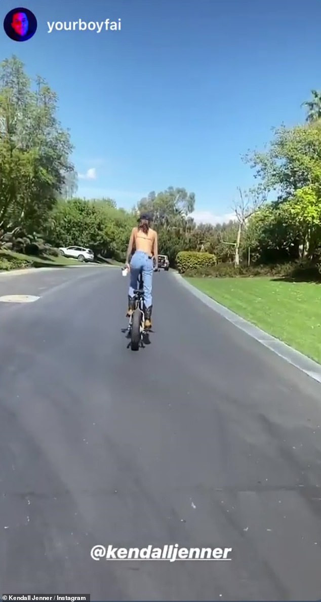 Mặc Covid-19, 'chân dài đắt giá nhất thế giới' mặc bikini đạp xe trên phố ảnh 1